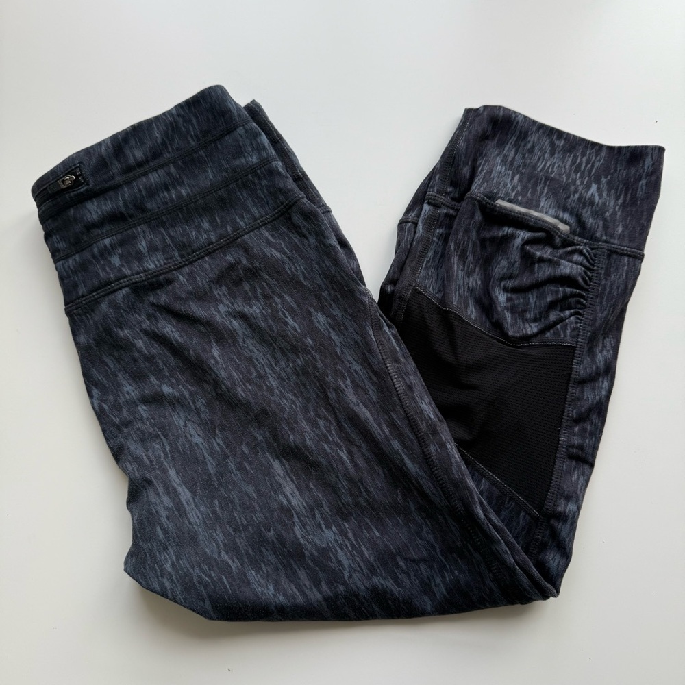 Athleta Reptile Relay Capri Leggings Size Medium - Picture 4 of 9